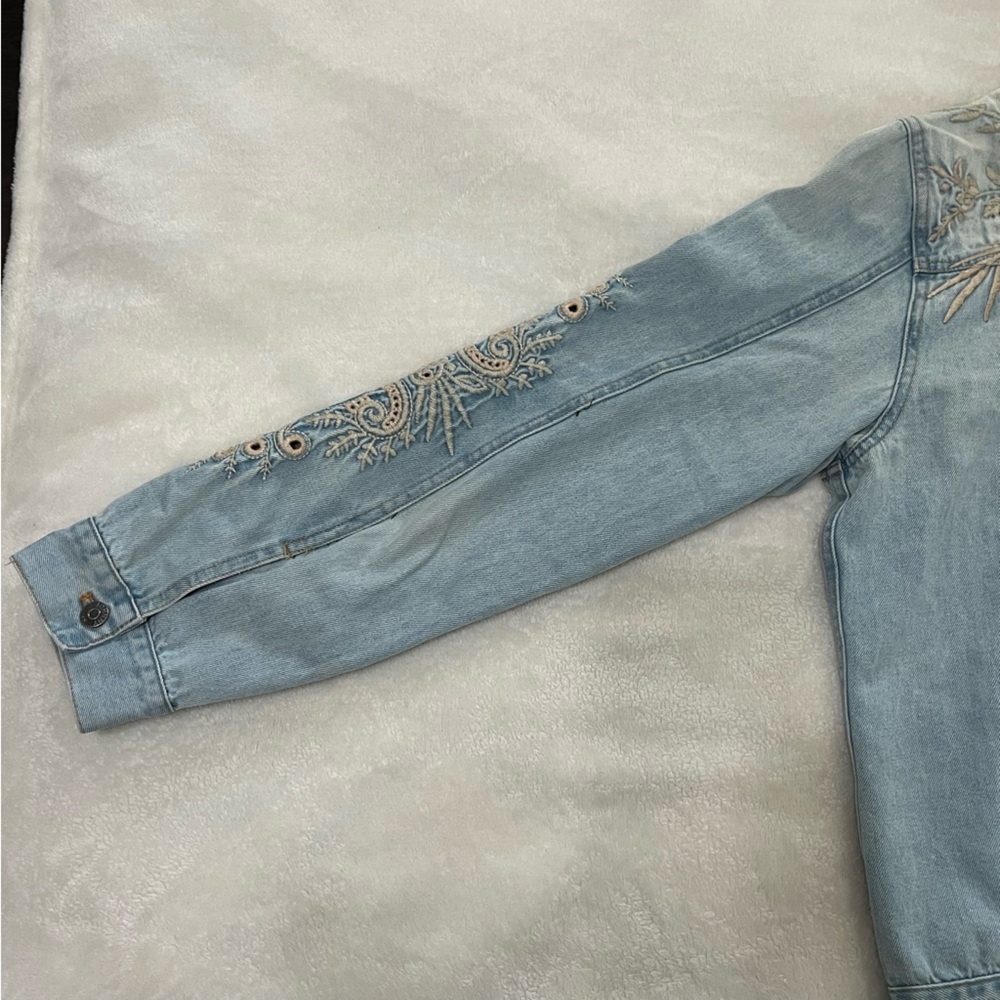 Johnny Was Workshop Embroidered Light Wash Denim Jean Jacket - Picture 6 of 13